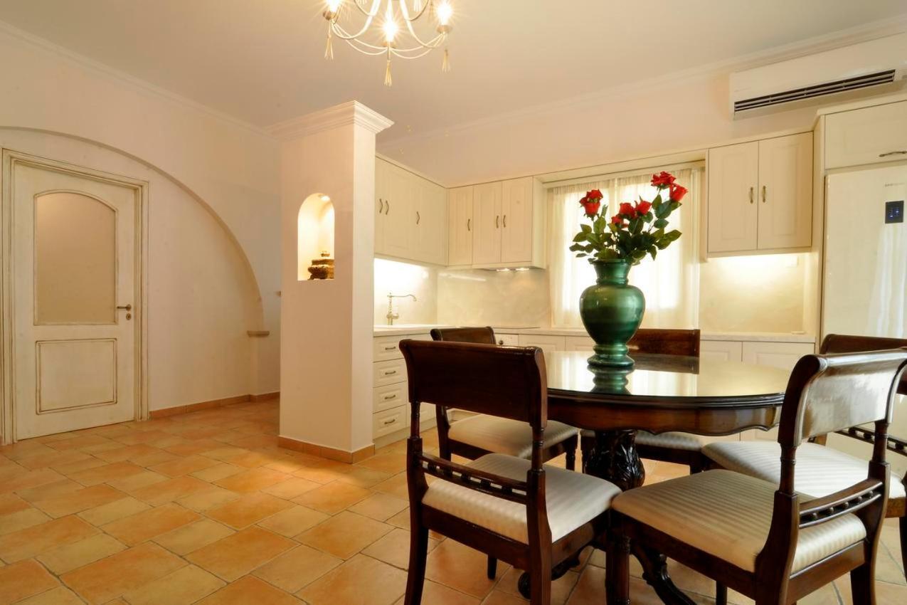 Victor Villa Gardelades